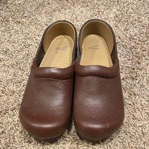 Brown kids size 32 Dansko clogs